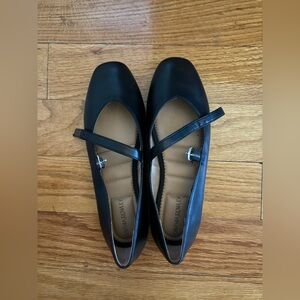 Black ballet flats